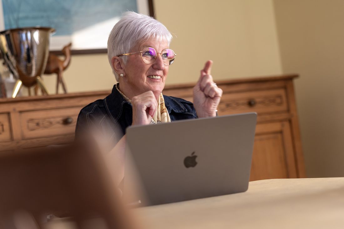 Gil Geron, enthousiast achter haar laptop
